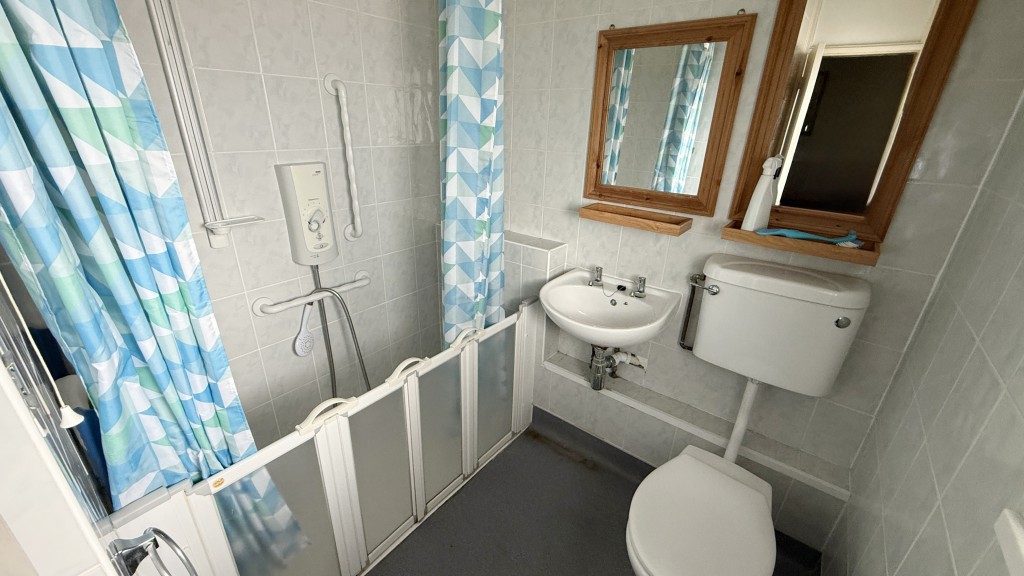 Lot: 78 - VACANT ONE-BEDROOM TOP FLOOR FLAT REQUIRING IMPROVEMENT - Internal view of modified bathroom